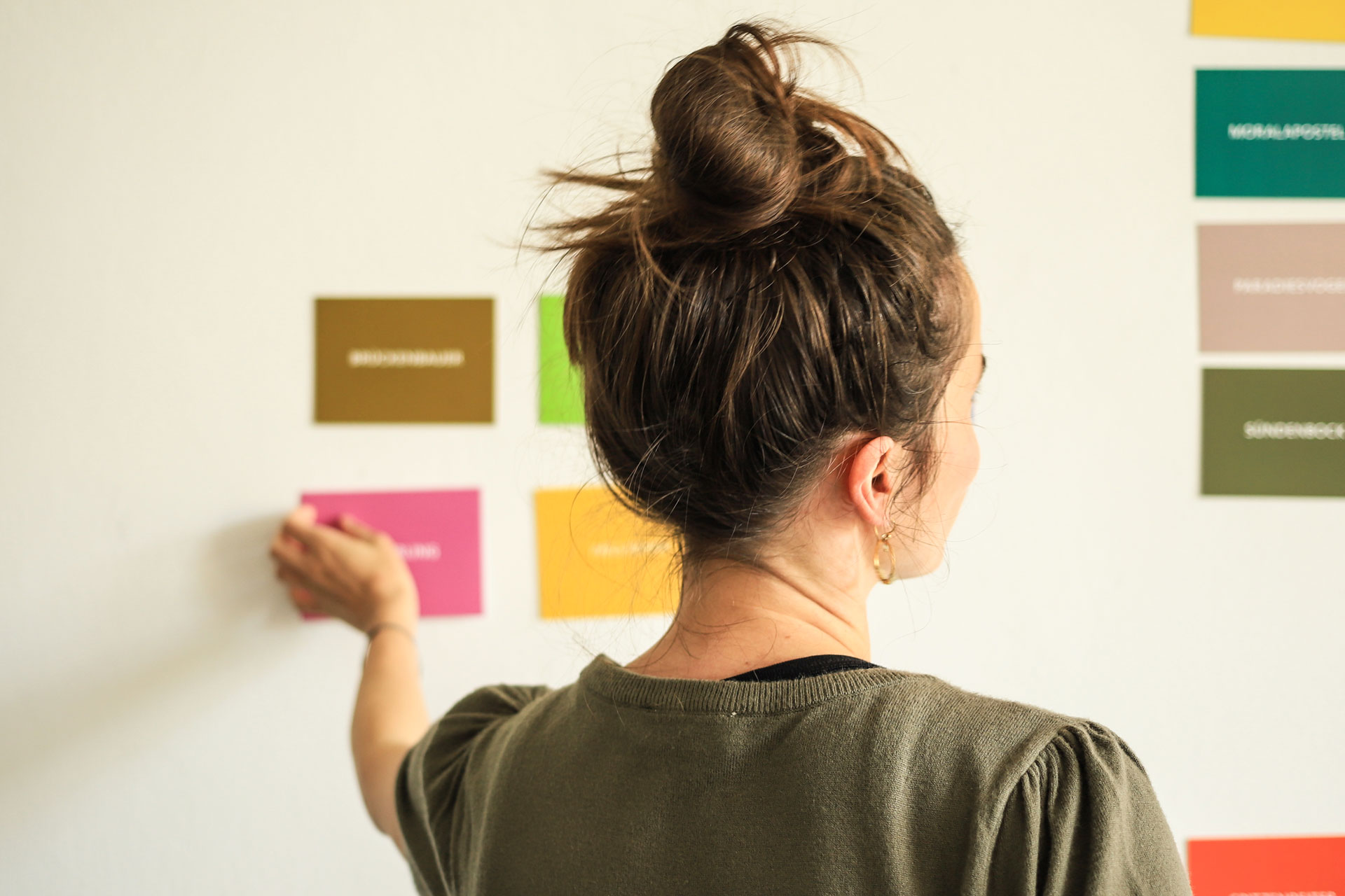 Stifte liegen auf dem Tisch bereit
